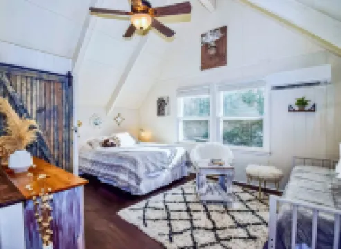 Blue Ridge Mountains Getaway Cabin • Skiing • Firepit • Outdoor Theater