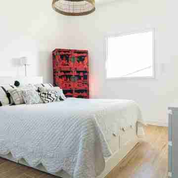 Elegant Apt between sea, ponds and nature, 5 minutes from beaches, direct access to streetcar. Rooms