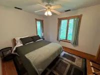 Tranquil Cardinal Hill Cabin- Perfect for Relaxation & Exploration. Pet Friendly