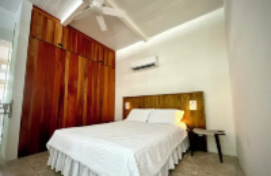 Beautiful Villa Lucia, Gated Tropical Retreat, Private Deck with Pool, Ojochal