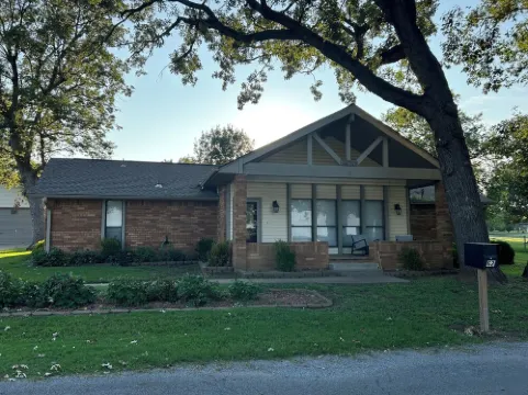 Spacious Lake View with Chef's Kitchen! Two minute walk to lake.