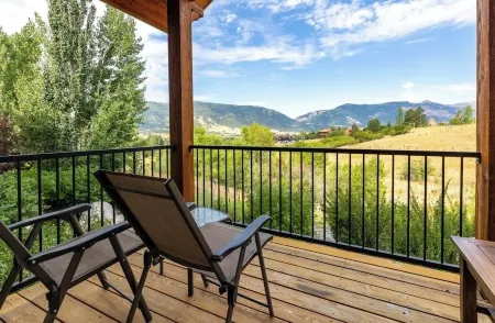 Mountain Paradise: Townhome Living at the Crossroads of Ski and Golf-Sleeps 10+