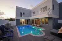 Luxury 6BR Villa w/ Pool, Rooftop Deck & lower level Lounge/ 2 Car garage/AC