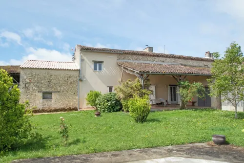 Renovated farmhouse with swimmingpool and beautiful view Hotels in Condom