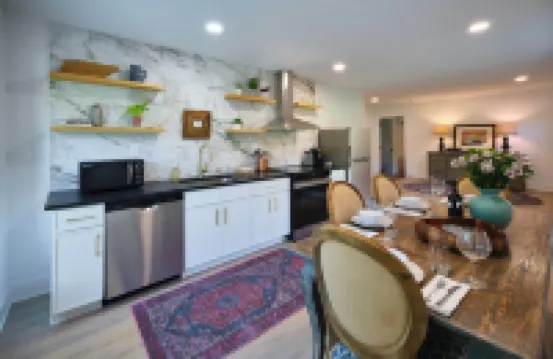 Luxury 1BR, Sleeps 4, Walk to stadium/downtown, Full kitchen, W/D