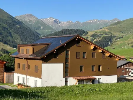 New vacation apartment in the middle of the SkiArena Andermatt Sedrun with indoor golf course Отели в г. Туеч