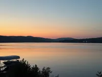 Chalet Joyeux-cheerful cottage.  Enchanting 3-bedroom house on Lake Wallace. Các khách sạn ở Canaan