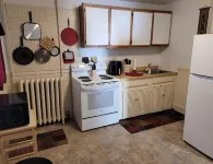 Roberts ave. Immaculate Rental For Nurses Apt D