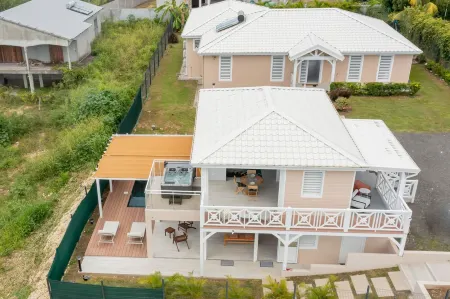 Nid Douillet Avec Piscine, Dans un Jardin Tropical; La Kaza' Naïs