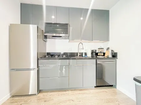 Sunny 1BR with Spacious Outdoor Lounge - SH4 Отели рядом с достопримечательностью «Государственная зона отдыха Кеннет Хан»