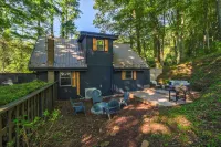 Renovated chalet just a walk down the hill to downtown Burnsville! Pet Friendly Hotel a Burnsville