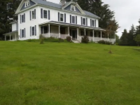 Spacious 5-bedroom farmhouse in delightful Kenoza Lake with WiFi, AC, Hotels in Delaware