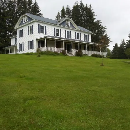 Spacious 5-bedroom farmhouse in delightful Kenoza Lake with WiFi, AC,