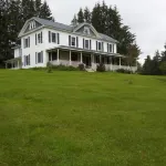 Spacious 5-bedroom farmhouse in delightful Kenoza Lake with WiFi, AC,