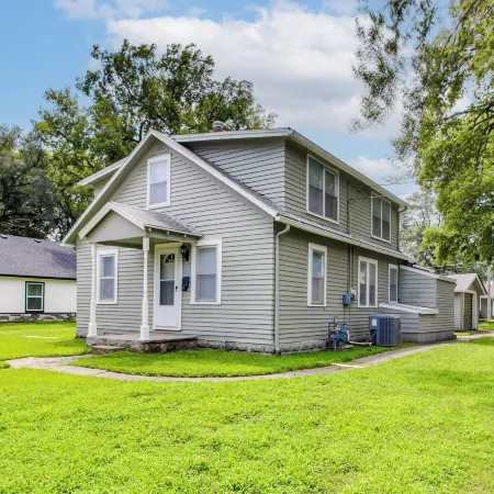 1 Mi to K-state Campus: Central Manhattan Home