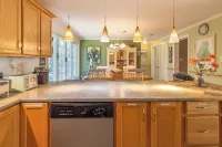 Charming 2-bedroom cottage located near Sandy Point Beach.