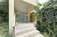 Quiet, bright & warm cottage near parks, shopping, nightlife and Zoo Lake!