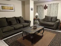 #03 Downtown double couple retreat with king beds. Hotels in Lorain