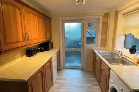 Dunfermline, 2 bedroom home with on-street parking