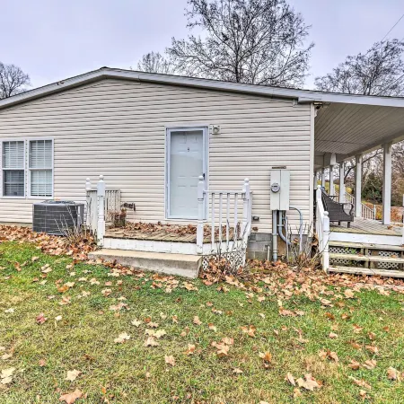 Lovely Sadieville Retreat w/ Deck & Grill!
