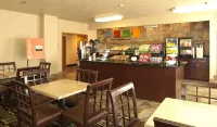 甘尼森克雷斯特德比特舒適套房酒店 - 早餐