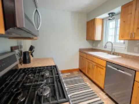 4-Bedroom Home with Fenced Backyard โรงแรมในแลนเดอร์