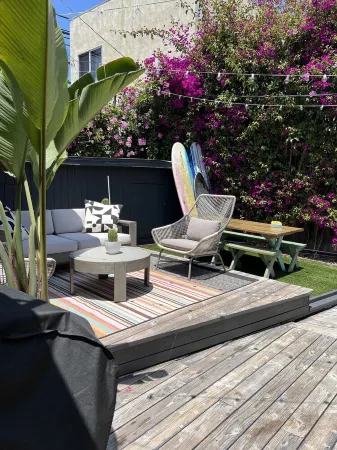 Venice Beach unique Private Bungalow. 5 min walk to Beach! Large Private Patio Отели рядом с достопримечательностью «Chiat-Day Building»