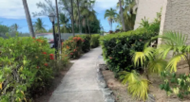 St Croix Escape. Gated condo complex with pool, restaurant, bar and beach. โรงแรมใน