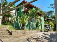 Ilhabela house with beautiful sea view, 200 meters from the sand Hotels in Praia Grande