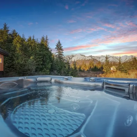 Alaska Slopes | Hot Tub, Gym & Guest House