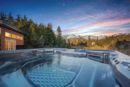 Modern Girdwood House w/ Hot Tub, Sauna, and Fire Place Отели рядом с достопримечательностью «Round House Museum»