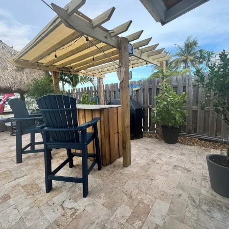 Cozy Comfort Kcb Home Getaway:2Br/2BA+ Private Pool, Tikis, Bar Grill 11th ST.
