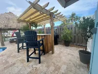 Private Pool Oasis! Relax Old Charm 2Br/2BA /w Dock, Tikis, Outdoor Bar & Grill!