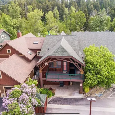 Cozy Condo in the Heart of Downtown BigFork Отели в г. Бигфорк