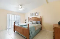 LAKE HOUSE FAMILY VACATION RETREAT, w/water toys sleeps 16 and RACE Ready