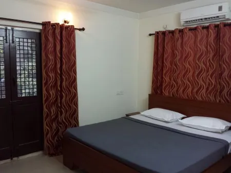 Varsha Enclave-White House Отели рядом с достопримечательностью «Dufferin Clock Tower»