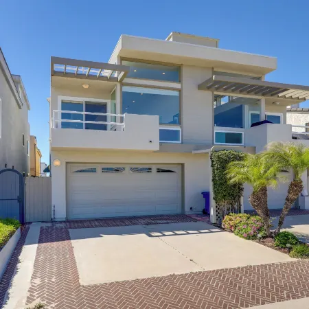 Sleek Oxnard Townhouse w/ Balconies: Walk to Beach