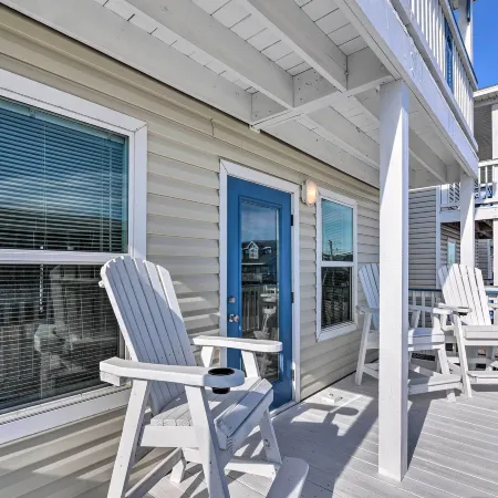 Walk to Shore & Eats: Surfside Beach House