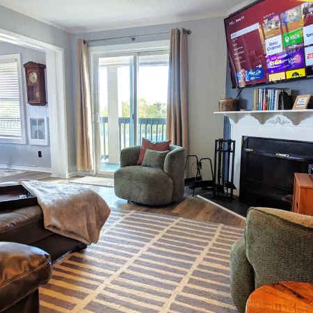 Slopes View! Large Deck/Heated Pool/Hot Tub/Fitness/Sauna/Steam! 2BD/2BA+SofaBed