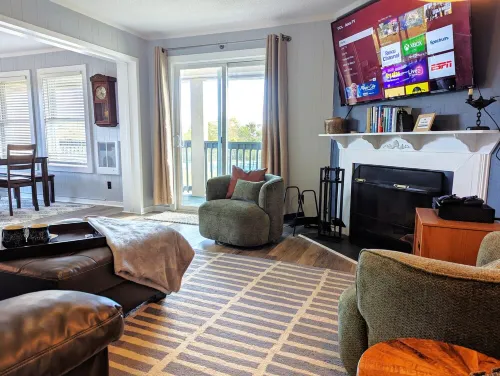 Slopes View! Large Deck/Heated Pool/Hot Tub/Fitness/Sauna/Steam! 2BD/2BA+SofaBed