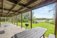 Relaxing Lake Home that is certain to create smiles and memories for all ages!