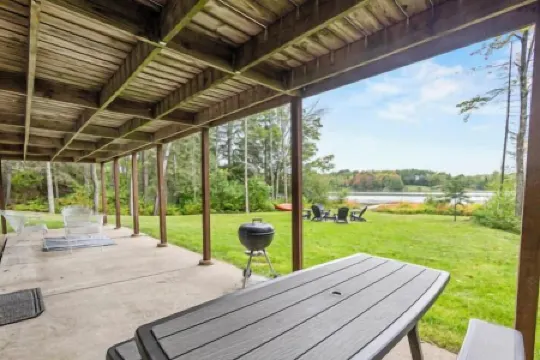 Relaxing Lake Home that is certain to create smiles and memories for all ages!