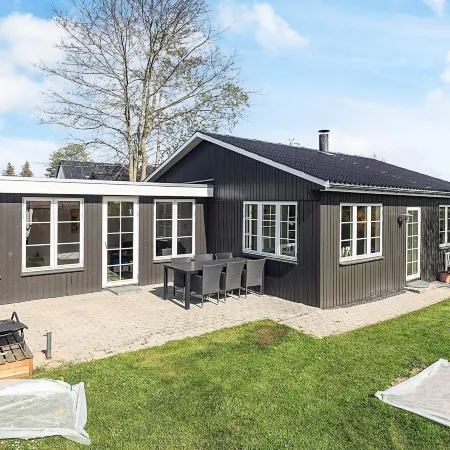 Cozy Summer House Near Ore Strand