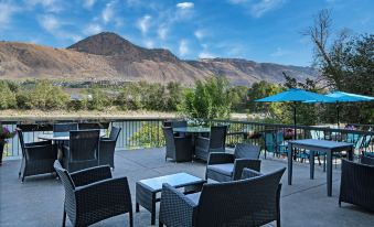 Riverland Inn & Suites