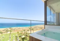 Leonardo Crystal Cove Hotel & Spa – Adults Only - Hot Tub