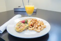 Holiday Inn BISMARCK by IHG - breakfast
