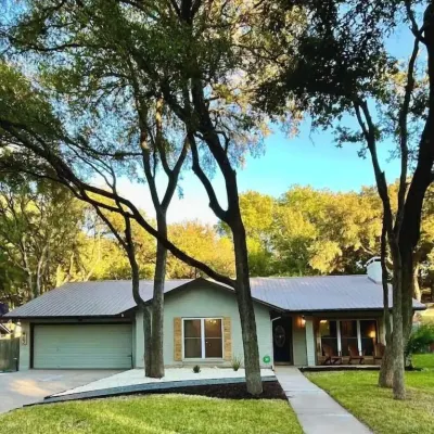 Rock House Retreat w/Hot Tub and Fireplace. Pet Friendly!