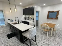 Historic 1867 Fox Mansion: Chef’s Kitchen, A/C, across from the swimming Quarry