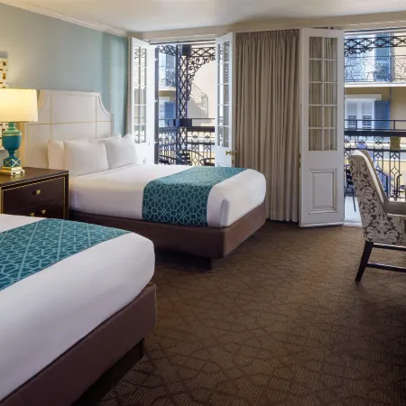 The Royal Sonesta New Orleans Отели рядом с достопримечательностью «Кафе Du Monde»