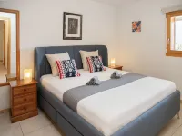 Renaissance 8 - Homestays